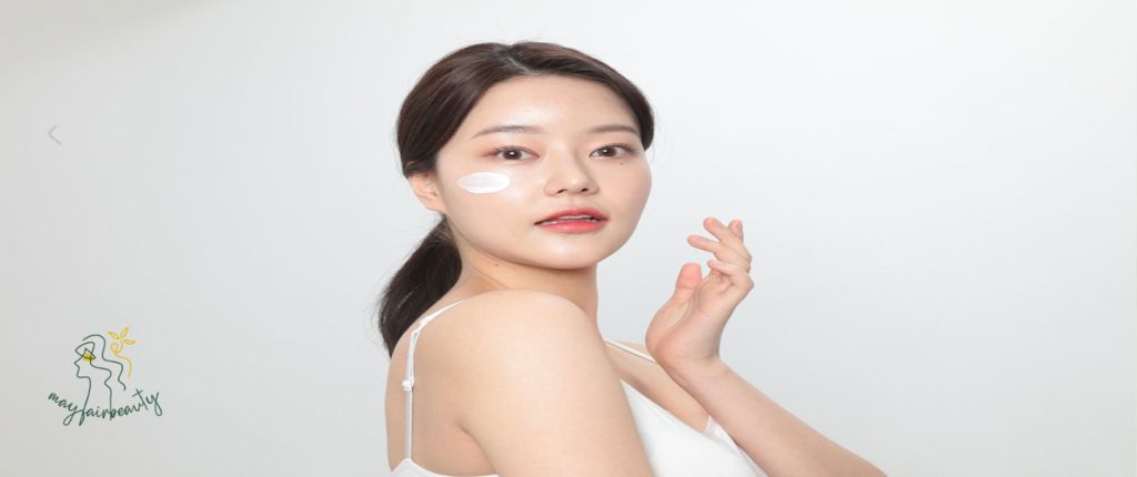 ضد آفتاب یکی از پایه‌ های اصلی مراقبت پوستی در هر روتین زیبایی مدرن است. بدون محافظت در برابر اشعه‌ های مضر خورشید مانند UVA و UVB، پوست به سرعت دچار پیری زودرس، لک، خشکی و حتی خطر سرطان می‌ شود. امروزه بازار جهانی ضد آفتاب‌ ها با تنوع بی‌ نظیری رو به‌ رو است، اما دو دسته بیش از همه در مرکز توجه قرار گرفته‌اند، ضد آفتاب‌ های کره‌ ای و آمریکایی. در این مقاله، به‌ صورت دقیق و علمی، به بررسی تفاوت‌ ها و مقایسه ضد آفتاب کره‌ ای و آمریکایی خواهیم پرداخت تا بهترین انتخاب را برای نوع پوست و سبک زندگی خود داشته باشید. برای خرید ضد آفتاب کره ای در سایت میفر بیوتی کلیک کنید. شناخت تفاوت‌ های پایه‌ ای بین ضد آفتاب کره‌ ای یا آمریکایی یکی از مهم‌ ترین تفاوت‌ های ضد آفتاب‌ های کره‌ ای و آمریکایی، در نحوه طبقه‌ بندی آن‌ ها در قوانین کشورهاست. در ایالات متحده، ضد آفتاب‌ ها به‌ عنوان دارو (Over-The-Counter Drug) دسته‌ بندی می‌ شوند و باید از سازمان FDA مجوز بگیرند. این محدودیت باعث شده برندهای آمریکایی کمتر به فیلترهای مدرن دسترسی داشته باشند. در مقابل، در کره جنوبی ضد آفتاب‌ها به‌ عنوان محصول آرایشی تعریف می‌ شوند که با استانداردهای بین‌المللی ISO مطابقت دارند. همین مسئله باعث شده فرمولاسیون‌های نوآورانه، سبک و همراه با ترکیبات مراقبتی در ضد آفتاب‌های کره‌ ای به‌ وفور دیده شود. بافت و حس روی پوست در مقایسه ضد آفتاب کره‌ ای و آمریکایی یکی از بارزترین تفاوت‌ های میان ضد آفتاب‌ های کره‌ ای و آمریکایی، تجربه‌ ای است که هنگام استفاده روی پوست به جا می‌گذارند. ضد آفتاب‌ های کره‌ ای به دلیل فرمولاسیون سبک، بافت ژلی یا آبی، و جذب سریع شناخته می‌ شوند. این محصولات معمولاً رد سفیدی باقی نمی‌گذارند و بافتی ابریشمی روی پوست ایجاد می‌کنند که کاملاً مناسب برای استفاده زیر آرایش است. در مقابل، بسیاری از ضد آفتاب‌ های آمریکایی به دلیل استفاده از فیلترهای فیزیکی سنگین، بافت غلیظ‌تر، چرب‌تر و ماندگاری بالا دارند که ممکن است برای پوست‌های چرب یا مختلط مناسب نباشند. با این حال، این فرمول‌ ها معمولاً در شرایط سخت‌تر مانند ورزش، شنا یا قرار گرفتن طولانی‌مدت در آفتاب، عملکرد محافظتی بالاتری دارند. ترکیبات مراقبتی همراه با SPF ضد آفتاب‌ های کره‌ ای و آمریکایی ضد آفتاب‌ های کره‌ ای تنها برای محافظت از پوست در برابر خورشید طراحی نشده‌اند، بلکه ترکیبی از محافظت + مراقبت پوستی را ارائه می‌دهند. بسیاری از برندهای کره‌ای از ترکیباتی مانند نیاسینامید (برای روشن‌ سازی)، هیالورونیک اسید (برای آبرسانی) و سنتلا آسیاتیکا (برای التیام پوست) استفاده می‌کنند که ضد آفتاب را به یک محصول مراقبتی چندکاره تبدیل می‌ کند. برندهای آمریکایی معمولاً تمرکز اصلی خود را بر محافظت فیزیکی و شیمیایی گذاشته‌ اند و کمتر از ترکیبات مراقبتی و مغذی استفاده می‌کنند. با اینکه برندهایی مانند CeraVe و EltaMD شروع به ادغام ترکیباتی نظیر سرامیدها کرده‌اند، اما در مقایسه با غنای ترکیبات در ضد آفتاب‌ های کره‌ ای، هنوز فاصله زیادی دارند. بررسی عملکرد ضد آفتاب‌ های کره‌ ای و آمریکایی در شرایط مختلف انتخاب ضد آفتاب مناسب به شرایط آب‌ و هوایی و سبک زندگی افراد بستگی دارد. اگر در محیط‌ هایی با رطوبت بالا زندگی می‌ کنید یا پوستی چرب دارید، ضد آفتاب‌ های کره‌ ای با بافت‌ های سبک، ژلی و فاقد چربی انتخاب بهتری خواهند بود. فرمول‌ های کره‌ ای در برابر گرما و تعریق متوسط، عملکرد خوبی دارند و احساس سنگینی ایجاد نمی‌ کنند. اما اگر به فعالیت‌ هایی مانند کوهنوردی، ورزش در فضای باز یا شنا می‌ پردازید، فرمول‌ های قوی‌ تر آمریکایی با ماندگاری بالا و ضد آب بودن، گزینه‌ مطمئن‌ تری هستند. در نتیجه، انتخاب بین این دو به موقعیت شما وابسته است. بررسی سازگاری با پوست‌ های مختلف در ضد آفتاب‌ های کره‌ ای و آمریکایی یکی از نقاط قوت ضد آفتاب‌ های کره‌ ای، تنوع بالا در پاسخگویی به انواع پوست است. برای پوست‌ های چرب، فرمولاسیون‌های فاقد چربی (Oil-Free) با بافت ژل یا آب‌ پایه طراحی شده‌اند که از براق شدن جلوگیری می‌ کنند. همچنین برای پوست‌ های خشک، محصولاتی با هیالورونیک اسید و اسکوالان وجود دارد که رطوبت را حفظ می‌ کنند. ضد آفتاب‌های کره‌ ای همچنین برای پوست‌ های حساس بسیار مناسب‌اند، زیرا اغلب فاقد الکل، عطر و پارابن هستند. برندهایی مانند آنجو پروفشنال و کریستین دین فرمول‌های مینرال ملایم‌ تری را ارائه می‌ دهند. در سوی مقابل، ضد آفتاب‌ های آمریکایی مانند EltaMD و CeraVe نیز محصولات تخصصی برای پوست‌ های حساس و آکنه‌ دار تولید می‌کنند، ولی تنوع کمتری نسبت به برند های کره‌ ای دارند. تجربه کاربری و محبوبیت جهانی در مقایسه ضد آفتاب کره‌ ای و آمریکایی در سال‌ های اخیر، ضد آفتاب‌ های کره‌ ای به شدت محبوب شده‌اند. استفاده از ترکیبات طبیعی، بسته‌ بندی زیبا و تجربه مصرف دلنشین باعث شده بسیاری از مصرف‌کنندگان در سراسر جهان، آن‌ها را به برندهای کلاسیک ترجیح دهند. شما می توانید محصولات کره ای را از فروشگاه لوازم آرایشی و مراقبت پوستی کره ای میفر بیوتی خرید کنید. در مقابل، برندهای آمریکایی با سابقه طولانی و اعتماد مصرف‌ کننده همراه‌اند. کاربران حرفه‌ای مانند درماتولوژیست‌ ها و ورزشکاران به محصولات تخصصی و بالینی وفادار مانده‌اند. با این حال، تجربه مصرف و لذت بصری که ضد آفتاب‌ های کره‌ ای ارائه می‌ دهند، آن‌ها را در دل نسل جوان‌ تر جا انداخته است. مقایسه قیمت، دسترسی و تنوع ضد آفتاب‌ های کره‌ ای و آمریکایی از نظر قیمت، ضد آفتاب‌ های کره‌ ای اغلب اقتصادی‌ تر و مقرون‌ به‌ صرفه‌ تر هستند، به‌ ویژه در بازار آنلاین. همچنین، تنوع بالای بافت، نوع بسته‌ بندی و ترکیبات، گزینه‌ های زیادی را پیش‌روی خریداران قرار می‌دهد. ضد آفتاب‌ های آمریکایی معمولاً قیمت بالاتری دارند، به‌ ویژه محصولاتی که از فیلترهای مینرال استفاده می‌کنند. همچنین در برخی کشورها (از جمله ایران) ممکن است با محدودیت واردات و دسترسی مواجه باشند. بنابراین برای خرید، برندهای کره‌ ای نه‌تنها تنوع بیشتر، بلکه تجربه خرید آسان‌ تری هم فراهم می‌کنند. بیشتر بخوانید، معرفی بهترین ضد آفتاب کره ای بررسی ماندگاری ضد آفتاب‌ های کره‌ ای و آمریکایی هر دو دسته ضد آفتاب نیاز به تجدید منظم دارند، اما تفاوت‌ هایی در میزان ماندگاری دیده می‌شود. ضد آفتاب‌های آمریکایی به‌ ویژه انواع ضد آب برای فعالیت‌ های فیزیکی، تعریق یا شنا مناسب‌ ترند و تا ۸۰ دقیقه در آب دوام دارند. ضد آفتاب‌ های کره‌ای معمولاً سبک‌ ترند و ممکن است در برابر تعریق یا رطوبت ماندگاری کمتری داشته باشند. بنابراین اگر در شرایط خاص مانند سفر به مناطق گرمسیری هستید، باید آن‌ ها را زودتر و مرتب‌ تر تمدید کنید. اما برای استفاده روزمره شهری، این محصولات کاملاً کافی و حتی مطلوب‌ تر هستند. نتیجه‌گیری نهایی انتخاب آگاهانه بر اساس نیاز پوست ضد آفتاب‌ های کره‌ ای و آمریکایی اگر به دنبال ضد آفتابی سبک، بدون رد سفید، آبرسان، مناسب برای زیر آرایش و با ترکیبات مغذی هستید، برندهای ضد آفتاب کره‌ ای بهترین گزینه هستند. اما اگر به فعالیت‌های سنگین در فضای باز، ورزش یا سفرهای تابستانی می‌ پردازید و به دنبال محافظت قوی، ضد آب و بالینی هستید، ضد آفتاب‌ های آمریکایی مناسب‌ تر خواهند بود. شما می توانید این محصولات را از سایت ما با اطمینان و ضمانت کالا خرید کنید ما نماینده محصولات کره ای در ایران هستیم با ارسال رایگان به تمام کشور در خدمت شما هستیم. پرسش‌ های پرتکرار مقایسه ضد آفتاب کره‌ ای و آمریکایی ۱. کدام نوع ضد آفتاب برای پوست چرب مناسب‌تر است؟ ضد آفتاب‌ های کره‌ ای فاقد چربی با بافت ژل یا فلوئیدی برای پوست‌های چرب ایده‌آل هستند. ۲. آیا فیلترهای کره‌ ای مانند Tinosorb و Uvinul امن هستند؟ بله، این فیلترها در اتحادیه اروپا، کره و ژاپن تأیید شده‌اند و عملکرد بهتر و جذب سریع‌ تری نسبت به فیلترهای سنتی دارند. در آمریکا به دلیل محدودیت‌ های FDA هنوز مجوز عمومی ندارند. ۳. چرا برخی ضد آفتاب‌ ها سفیدک می‌ زنند؟ ضد آفتاب‌های فیزیکی (مخصوصاً برندهای آمریکایی) به‌دلیل داشتن زینک اکسید یا تیتانیوم دی‌اکسید ممکن است رد سفید روی پوست بگذارند. انتخاب فرمولاسیون‌های جدیدتر یا کره‌ ای این مشکل را برطرف می‌کند. ۴. آیا ضد آفتاب آمریکایی محافظت بیشتری دارد؟ در شرایط سخت، بله. محصولات ضدآب و ورزشی آمریکایی ماندگاری بیشتری دارند، اما این به معنای برتری مطلق نیست. محافظت مؤثر وابسته به استفاده صحیح و تجدید به‌موقع است. ۵. چگونه اصل بودن ضد آفتاب را تشخیص دهیم؟ مقایسه ضد آفتاب کره‌ ای و آمریکایی