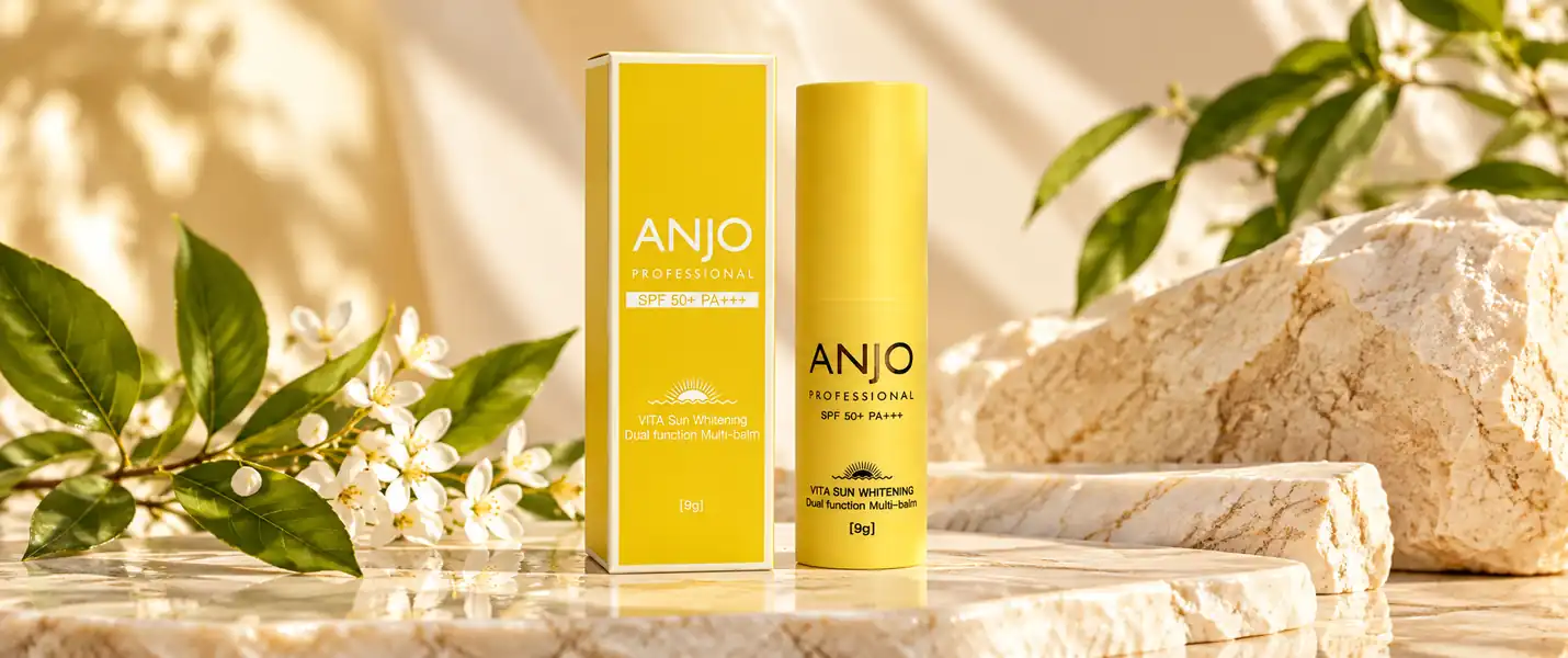 ضد آفتاب استیکی آنجو پروفشنال SPF 50+ و PA++++ با وزن ۹ گرم و بسته‌بندی زرد